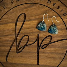 TRIANGLE KNIT ENAMEL EARRINGS