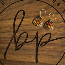 TRIANGLE KNIT ENAMEL EARRINGS