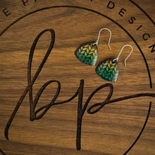 TRIANGLE KNIT ENAMEL EARRINGS